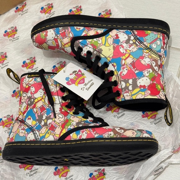 Hello Kitty Dr Martens Rare Limited Edition Women’s Size 5 US Sanrio - Picture 2 of 9